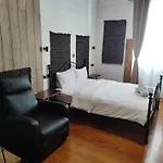 1920's & Beds Hostel *