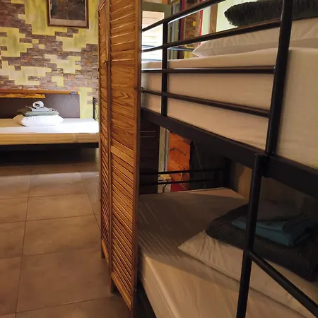 1920's & Beds Hostel Kalamáta